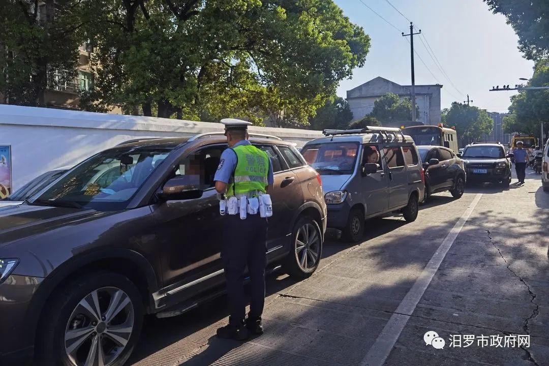 路遇校車該怎么讓？汨羅交警現(xiàn)場查處，教你省3分