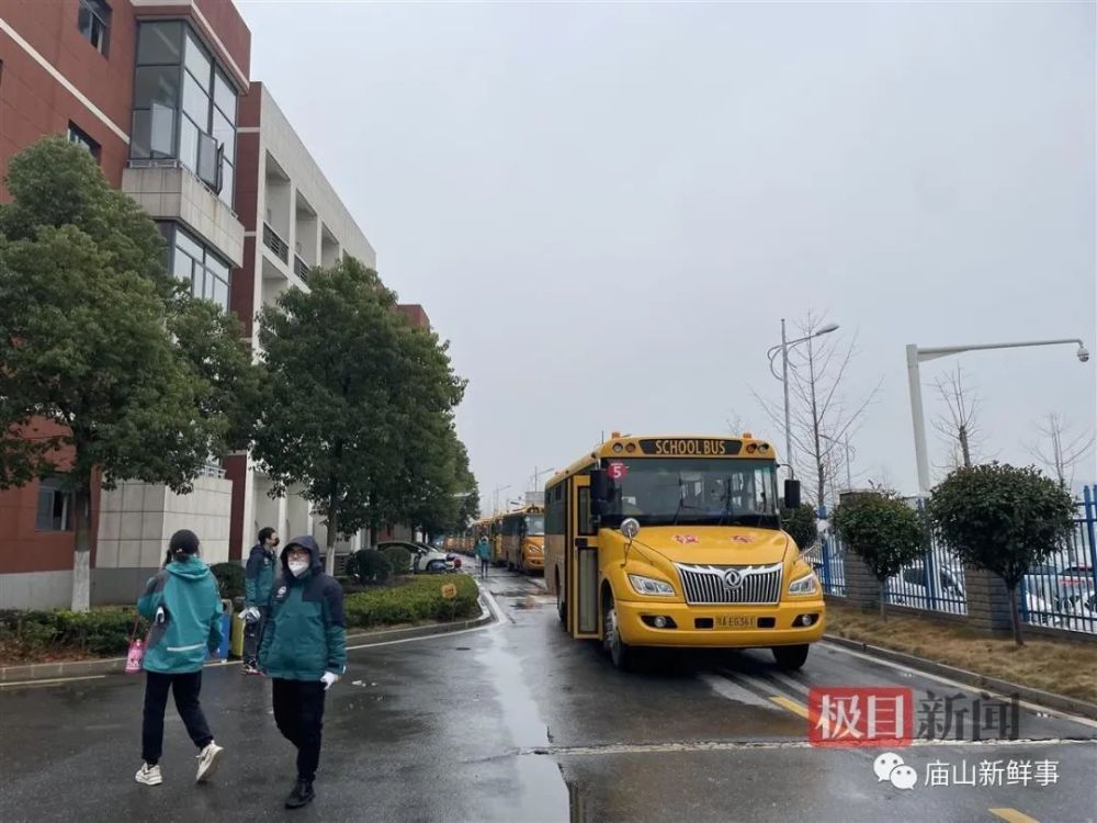 大鼻子校車開進廟山，一所小學就有1400人報名