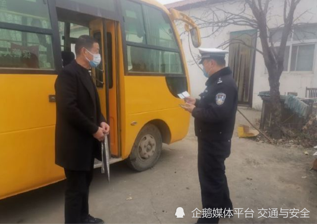 漯河舞陽縣交警大隊重監辦民警開展校車交通安全隨機抽檢，排查整治校車安全隱患