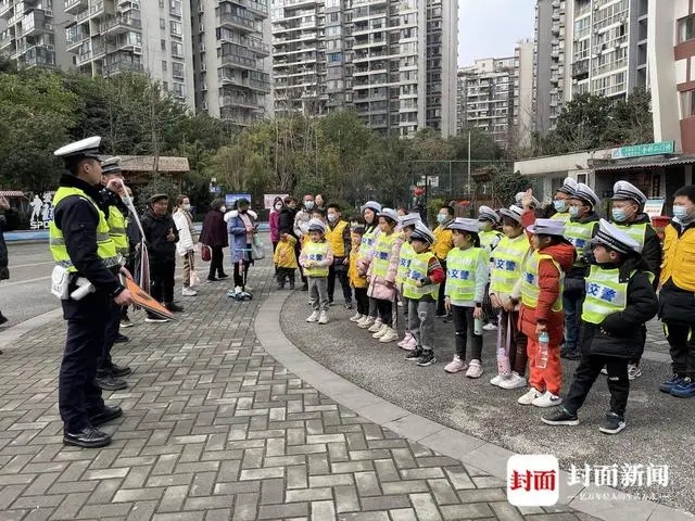 檢查校車安全、上開學前安全課 成都交警護航平安上學路