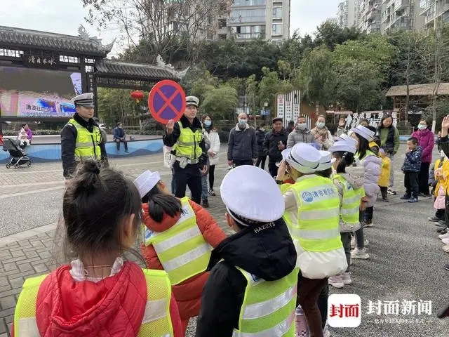 檢查校車安全、上開學前安全課 成都交警護航平安上學路