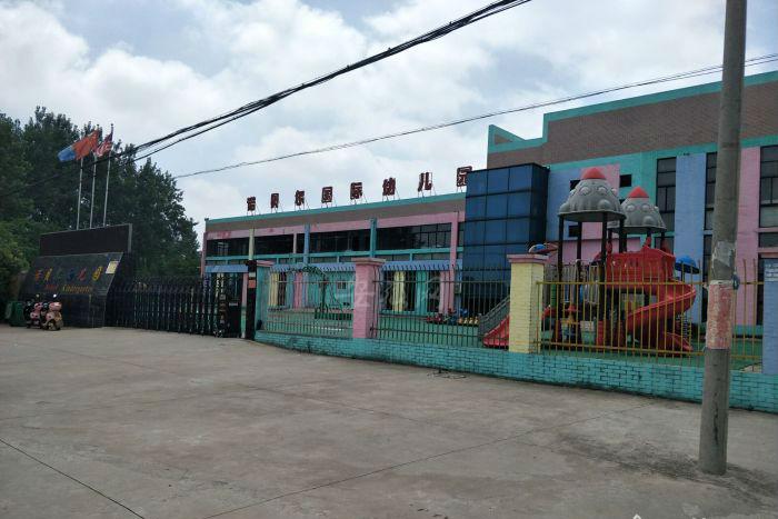 六安校車側(cè)翻事故   幼童接受一對(duì)一治療