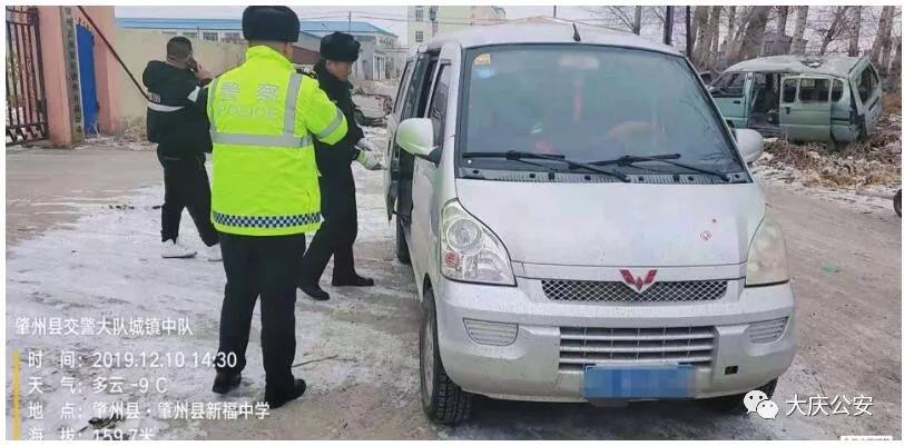 危險!“黑校車”里塞滿小寶寶 危險!“黑校車”里塞滿小寶寶