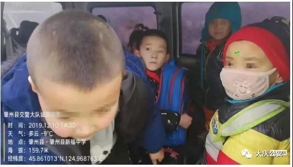 危險!“黑校車”里塞滿小寶寶 危險!“黑校車”里塞滿小寶寶