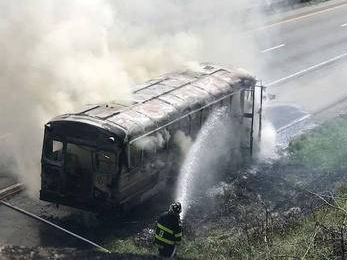 校車爆胎后劇烈燃燒，3位女教師冷靜應對，救活了全車人