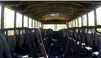 校車爆胎后劇烈燃燒，3位女教師冷靜應對，救活了全車人