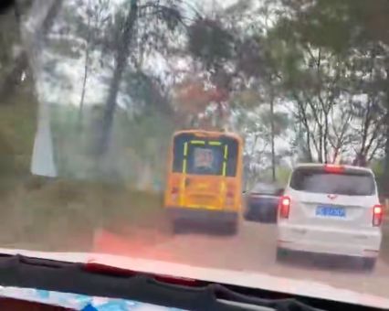 梧州市藤縣太平鎮(zhèn)一校車彎道超車，網(wǎng)友：把別人的孩子當兒戲