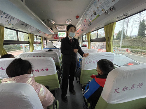 全省首批檢察普法校車在青亮相