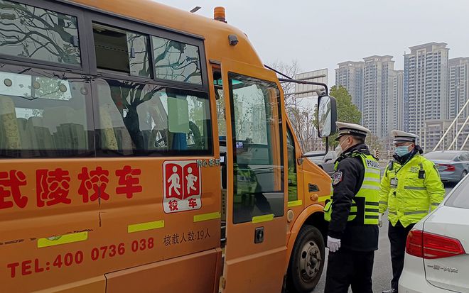 常德交警:開展校車安全檢查 筑牢護學平安路 常德交警:開展校車安全檢查 筑牢護學平安路