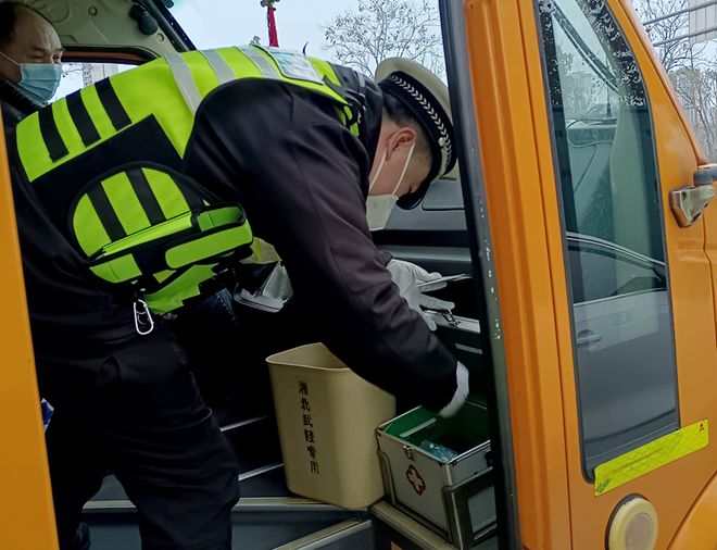 常德交警:開展校車安全檢查 筑牢護學平安路 常德交警:開展校車安全檢查 筑牢護學平安路