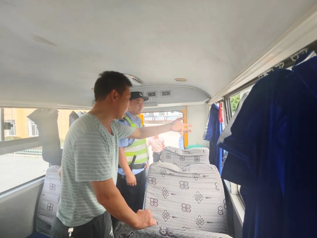 警校聯動查校車 筑牢學生平安路——實驗小學太平校區聯合民警開展校車專項安檢