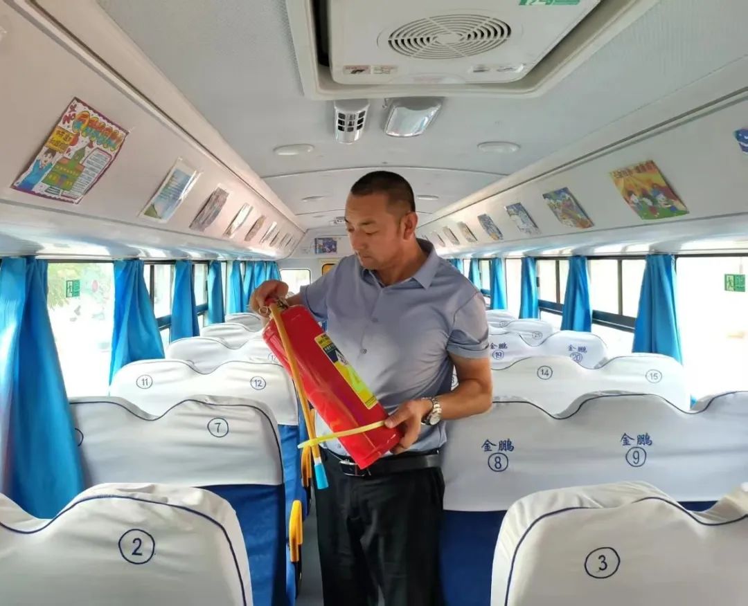 愛心校車助力高考 全力護航夢想之路——瓜州縣教育局安排校車為高考學子提供交通保障