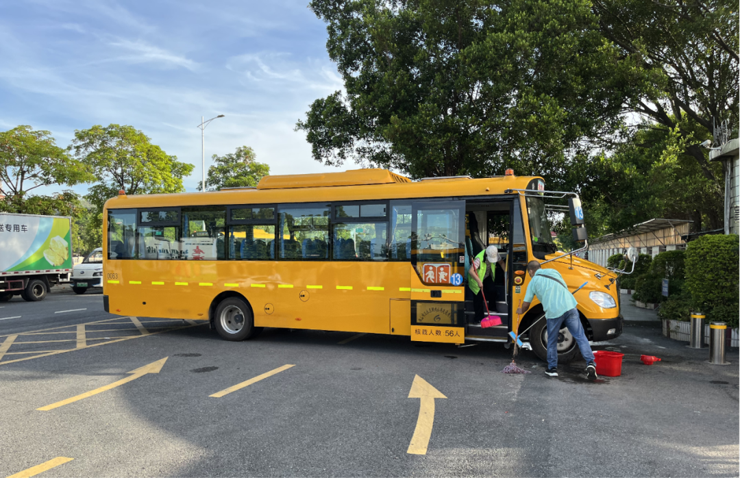 開學首日，3.8萬名學生乘佛汽校車返校