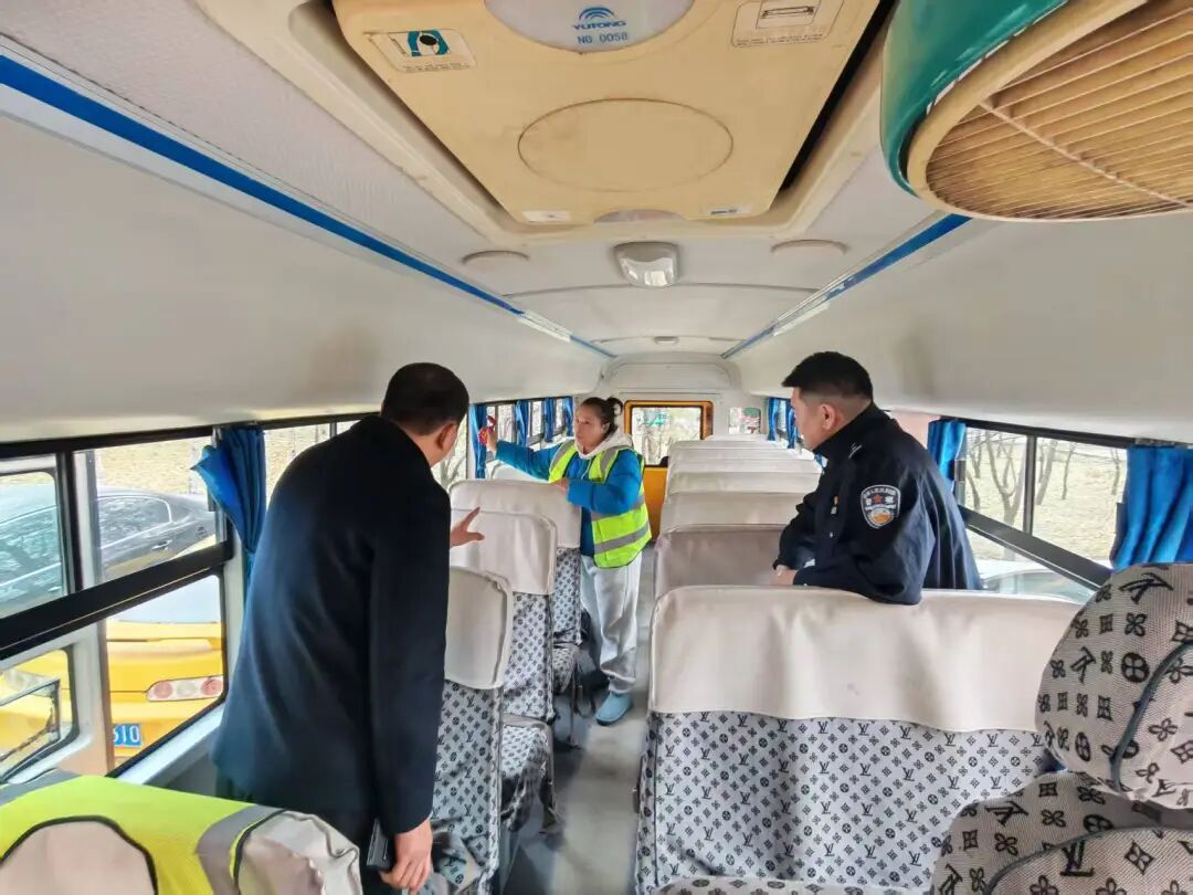 【工作動態】郊區交警大隊聯合多部門開展校車安全專項檢查