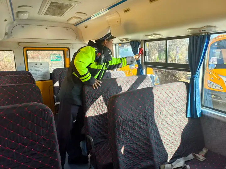 筑牢校車安全防線 擰緊冬季校車出行“安全閥”圖們公安交警開展冬季校車安全檢查