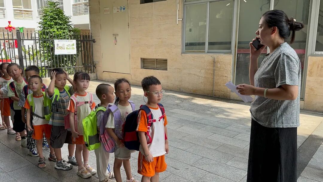 【平安校園】為愛護航，平安校車伴我行 ——石獅市恩啟頓幼兒園校車應急疏散演練