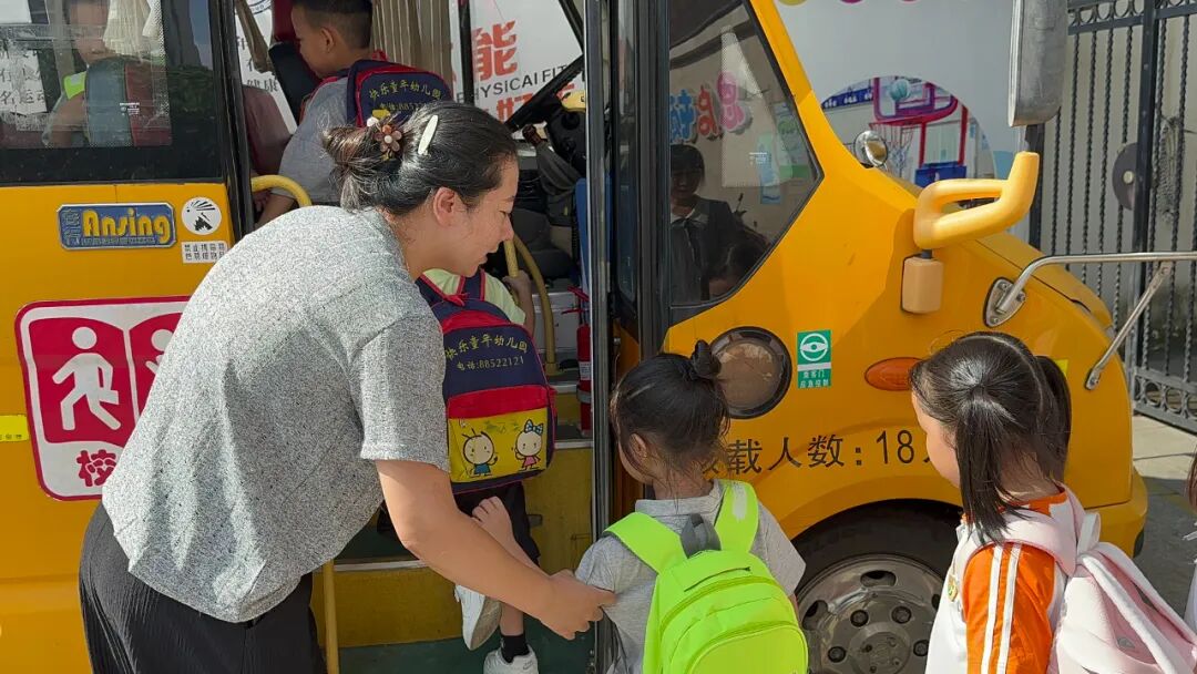 【平安校園】為愛護航，平安校車伴我行 ——石獅市恩啟頓幼兒園校車應急疏散演練