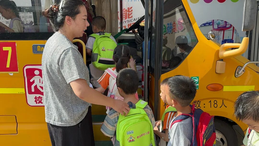【平安校園】為愛護航，平安校車伴我行 ——石獅市恩啟頓幼兒園校車應急疏散演練