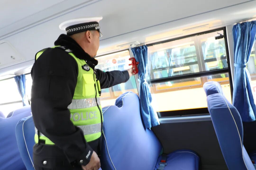 長白交警大隊聯合多方開展校車安全專項檢查 織密“122”學生出行安全防護網