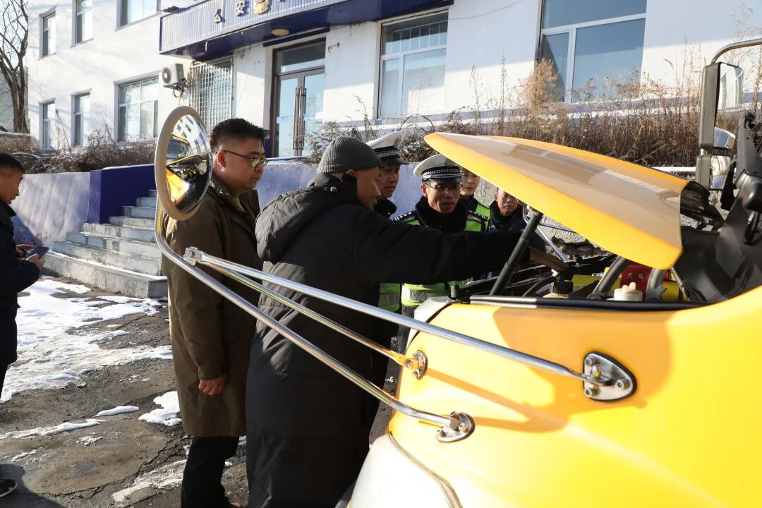長白交警大隊聯合多方開展校車安全專項檢查 織密“122”學生出行安全防護網