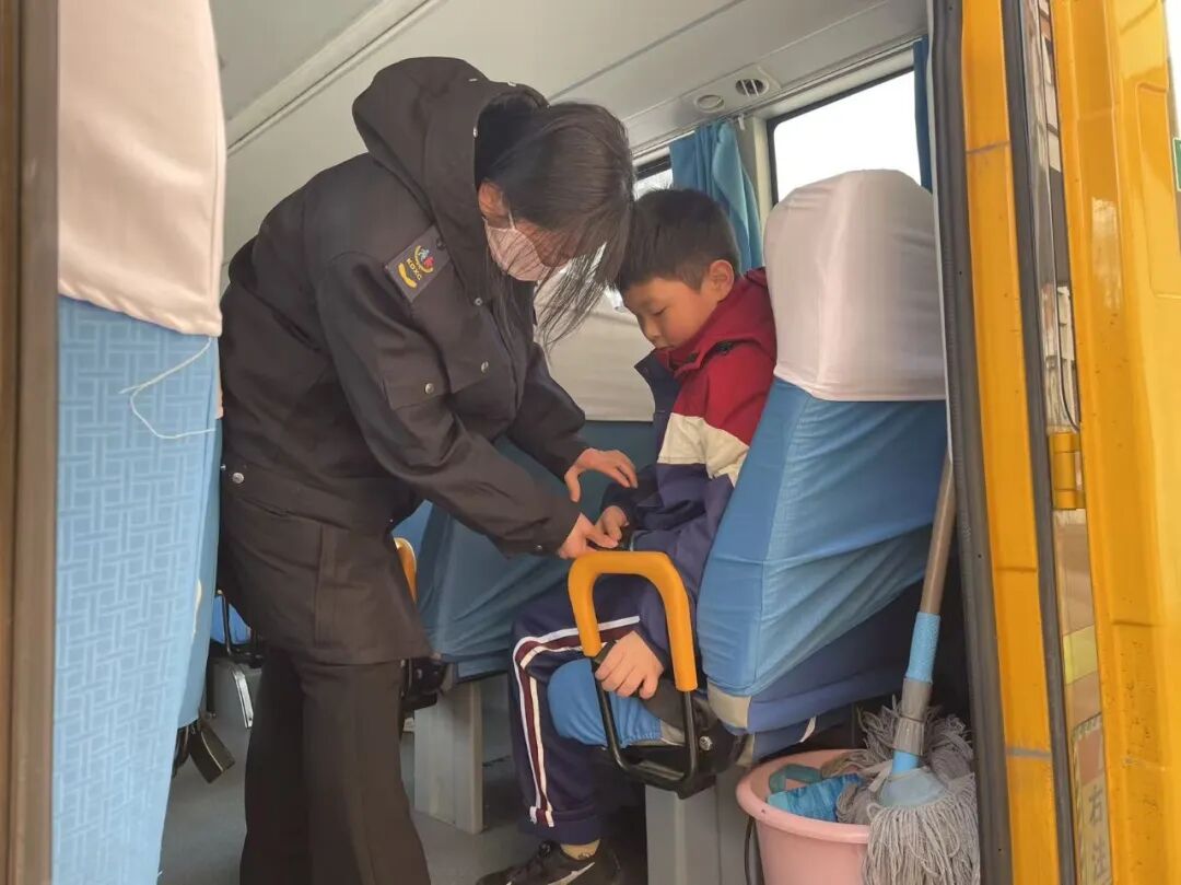 經開區·平安校園創建】筑牢安全防線 守護平安出行——日照市獻唐學校開展校車應急疏散演練