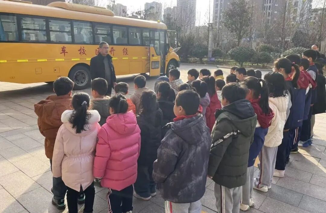 經開區·平安校園創建】筑牢安全防線 守護平安出行——日照市獻唐學校開展校車應急疏散演練