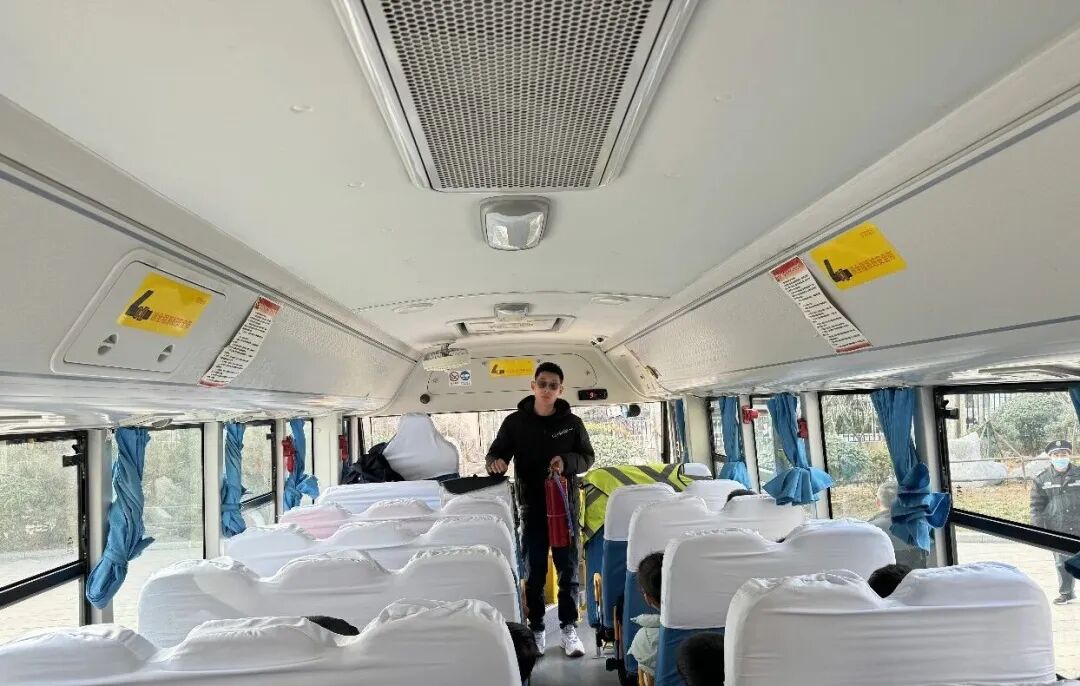 經開區·平安校園創建】筑牢安全防線 守護平安出行——日照市獻唐學校開展校車應急疏散演練