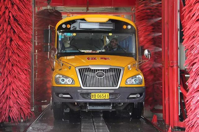 ＠嘉峪關家長，新學期，校車開車啦！我們又可以坐著校車去上下學嘍！