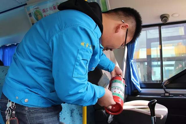 ＠嘉峪關家長，新學期，校車開車啦！我們又可以坐著校車去上下學嘍！