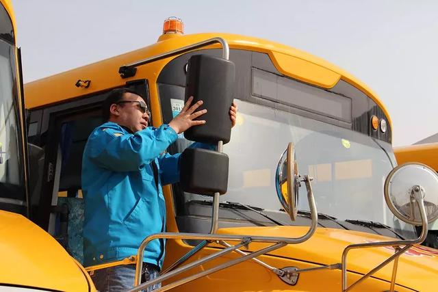 ＠嘉峪關家長，新學期，校車開車啦！我們又可以坐著校車去上下學嘍！