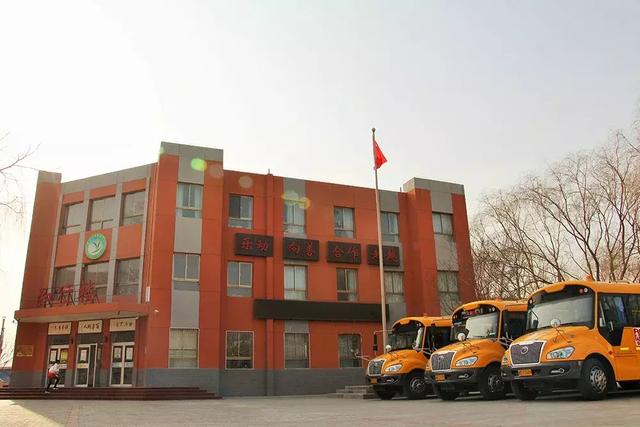 ＠嘉峪關家長，新學期，校車開車啦！我們又可以坐著校車去上下學嘍！