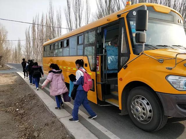 ＠嘉峪關家長，新學期，校車開車啦！我們又可以坐著校車去上下學嘍！