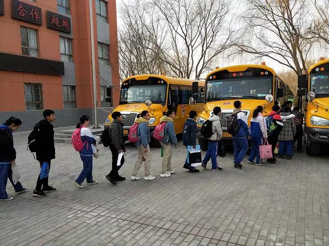 ＠嘉峪關家長，新學期，校車開車啦！我們又可以坐著校車去上下學嘍！