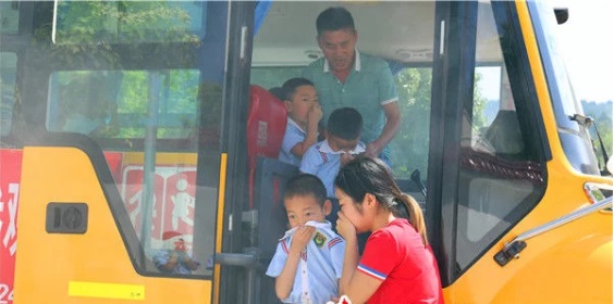 貴州鎮遠:多部門聯合開展校車交通事故應急救援演練