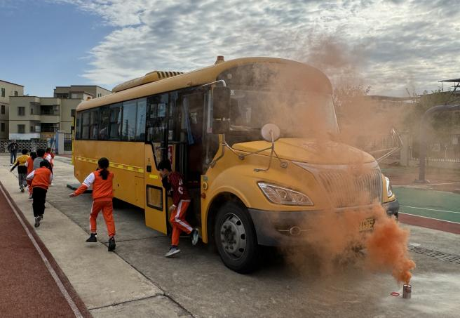 百加小學(xué)交通安全教育暨校車安全應(yīng)急演練活動