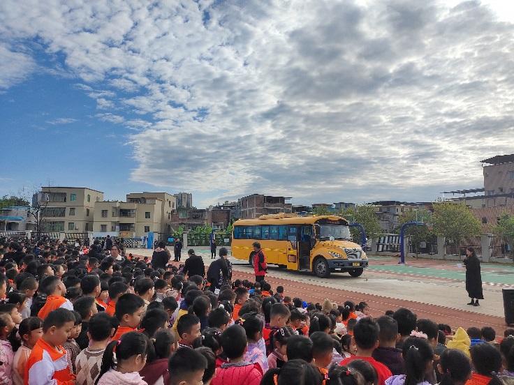 百加小學(xué)交通安全教育暨校車安全應(yīng)急演練活動