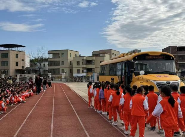 百加小學(xué)交通安全教育暨校車安全應(yīng)急演練活動