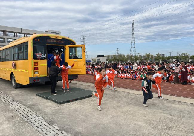 百加小學(xué)交通安全教育暨校車安全應(yīng)急演練活動