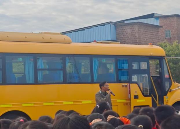 百加小學(xué)交通安全教育暨校車安全應(yīng)急演練活動