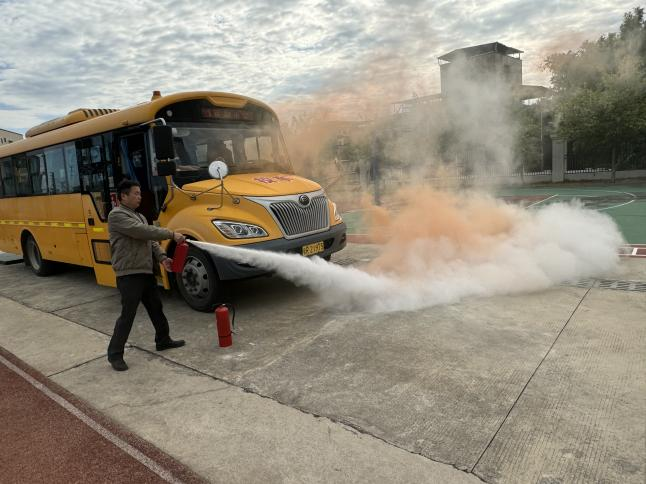 百加小學(xué)交通安全教育暨校車安全應(yīng)急演練活動