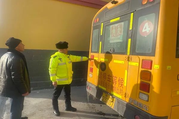 強化校車安全檢查 擰緊校車出行“安全閥”
