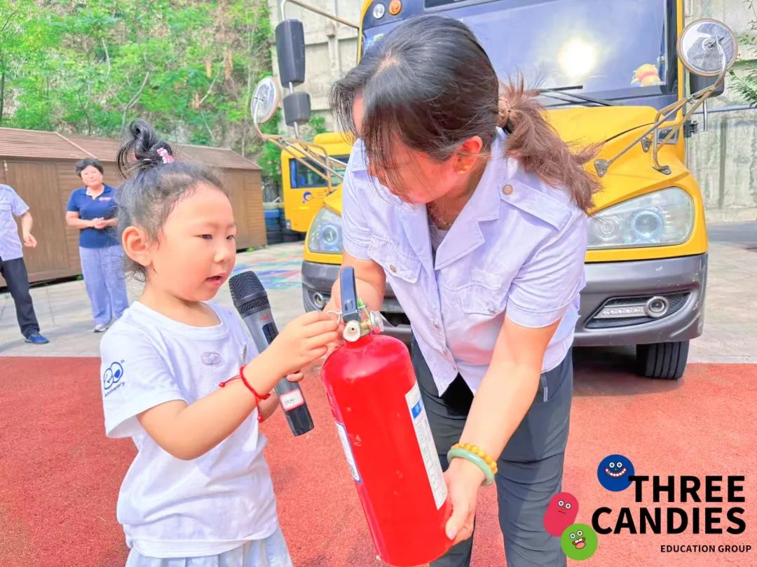 【校園安全】安全乘校車，平安伴我行——三顆糖御景新苑幼兒園校車安全應(yīng)急演練