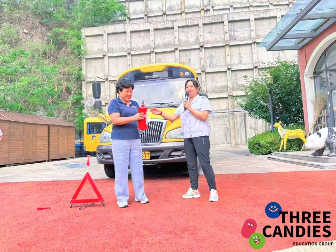 【校園安全】安全乘校車，平安伴我行——三顆糖御景新苑幼兒園校車安全應(yīng)急演練