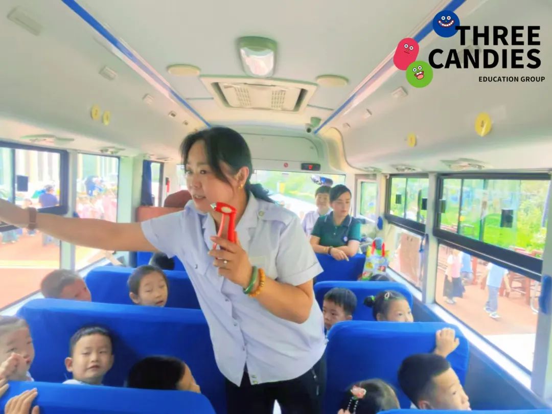 【校園安全】安全乘校車，平安伴我行——三顆糖御景新苑幼兒園校車安全應(yīng)急演練