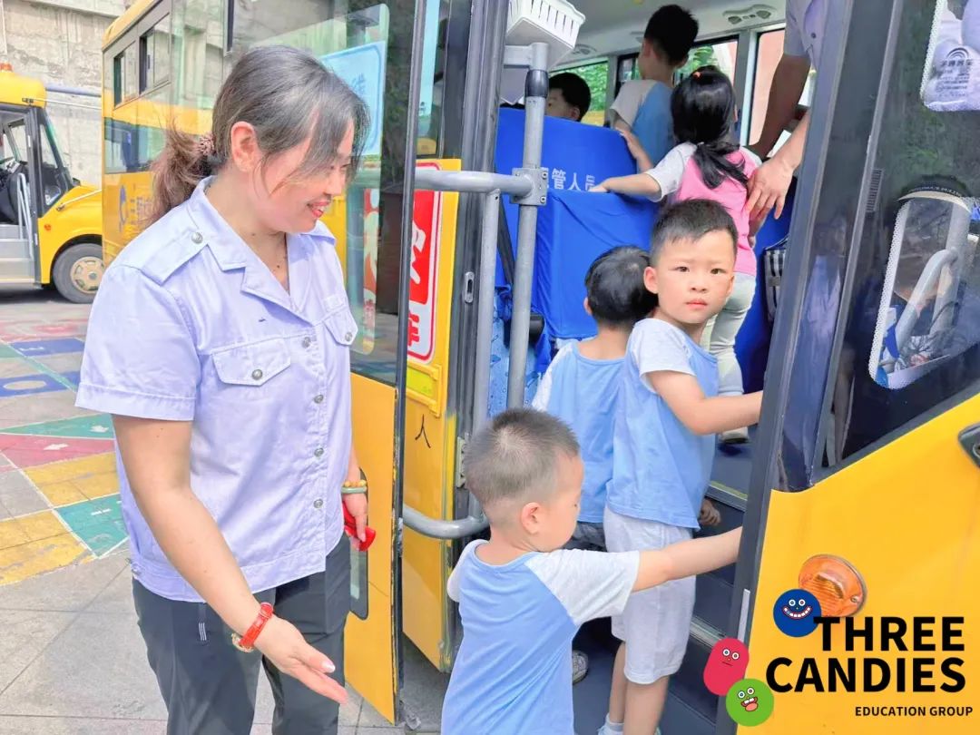 【校園安全】安全乘校車，平安伴我行——三顆糖御景新苑幼兒園校車安全應(yīng)急演練