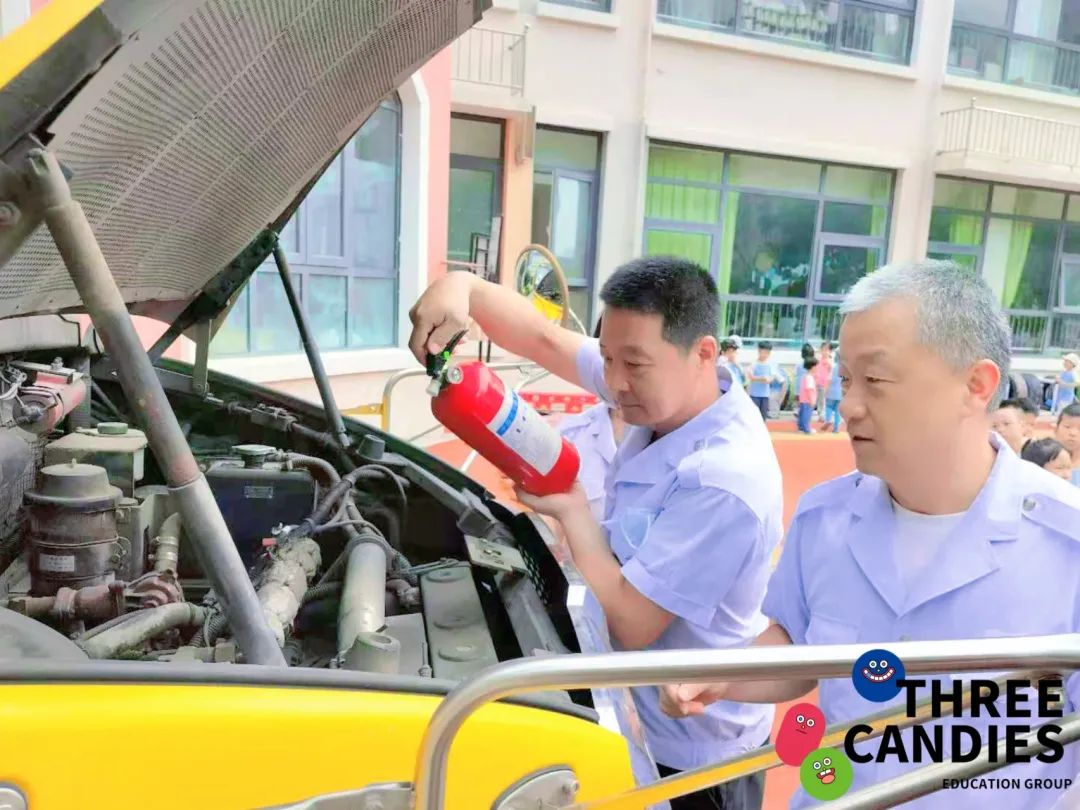 【校園安全】安全乘校車，平安伴我行——三顆糖御景新苑幼兒園校車安全應(yīng)急演練