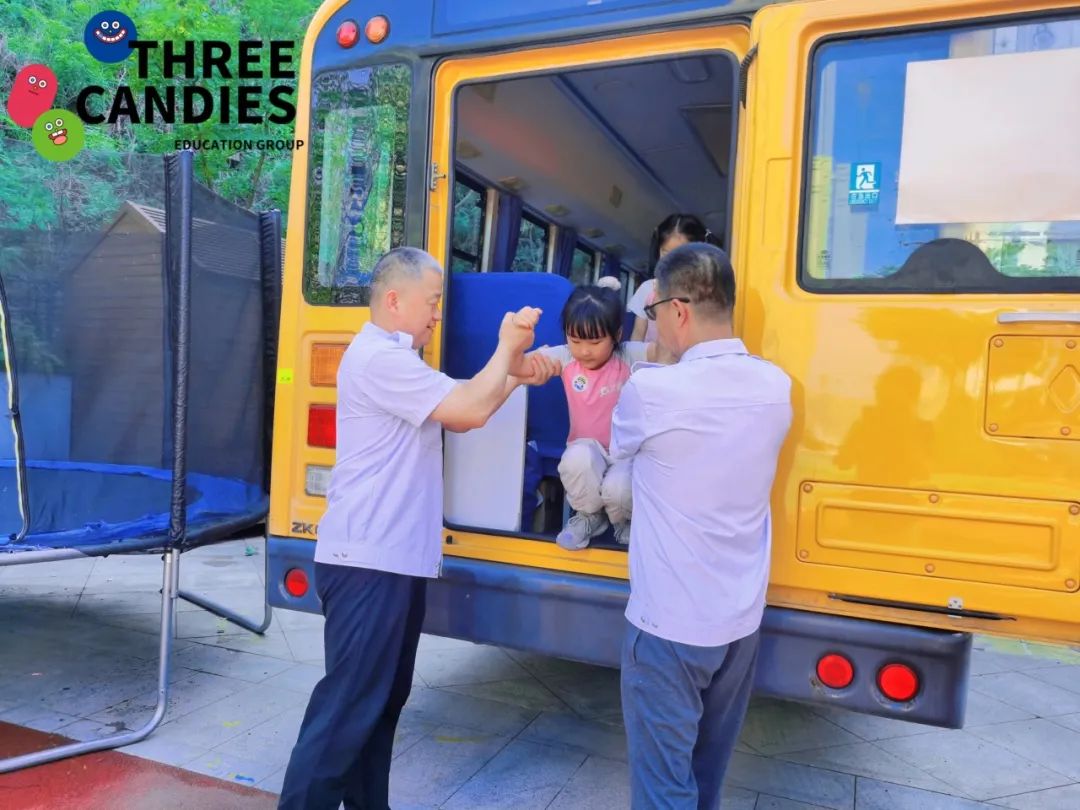 【校園安全】安全乘校車，平安伴我行——三顆糖御景新苑幼兒園校車安全應(yīng)急演練