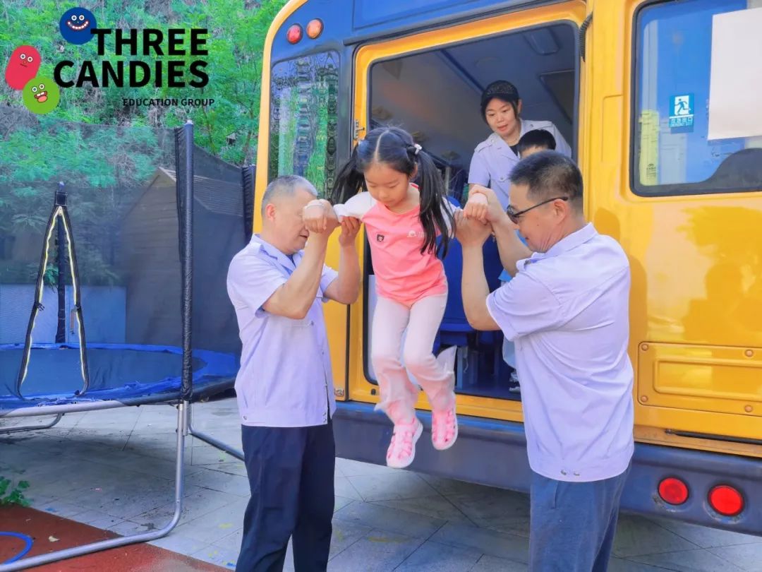 【校園安全】安全乘校車，平安伴我行——三顆糖御景新苑幼兒園校車安全應(yīng)急演練