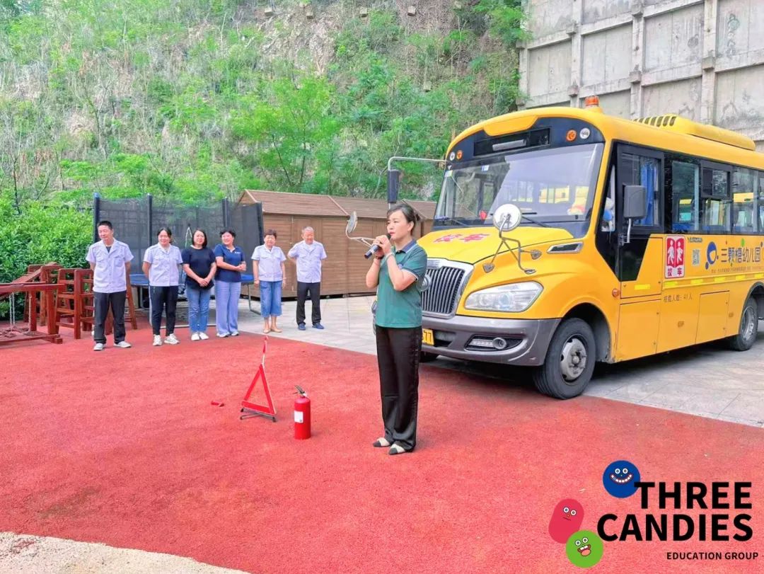 【校園安全】安全乘校車，平安伴我行——三顆糖御景新苑幼兒園校車安全應(yīng)急演練