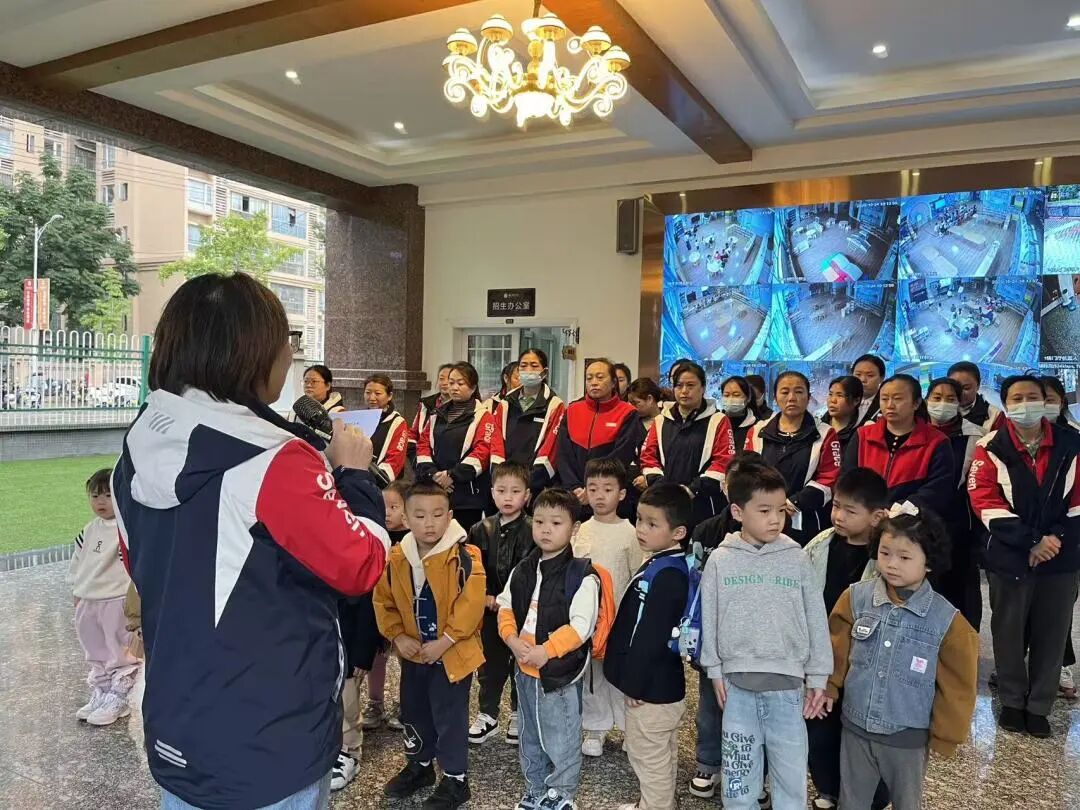 平安乘車 安全“童”行——射洪七幼校車安全應急演練